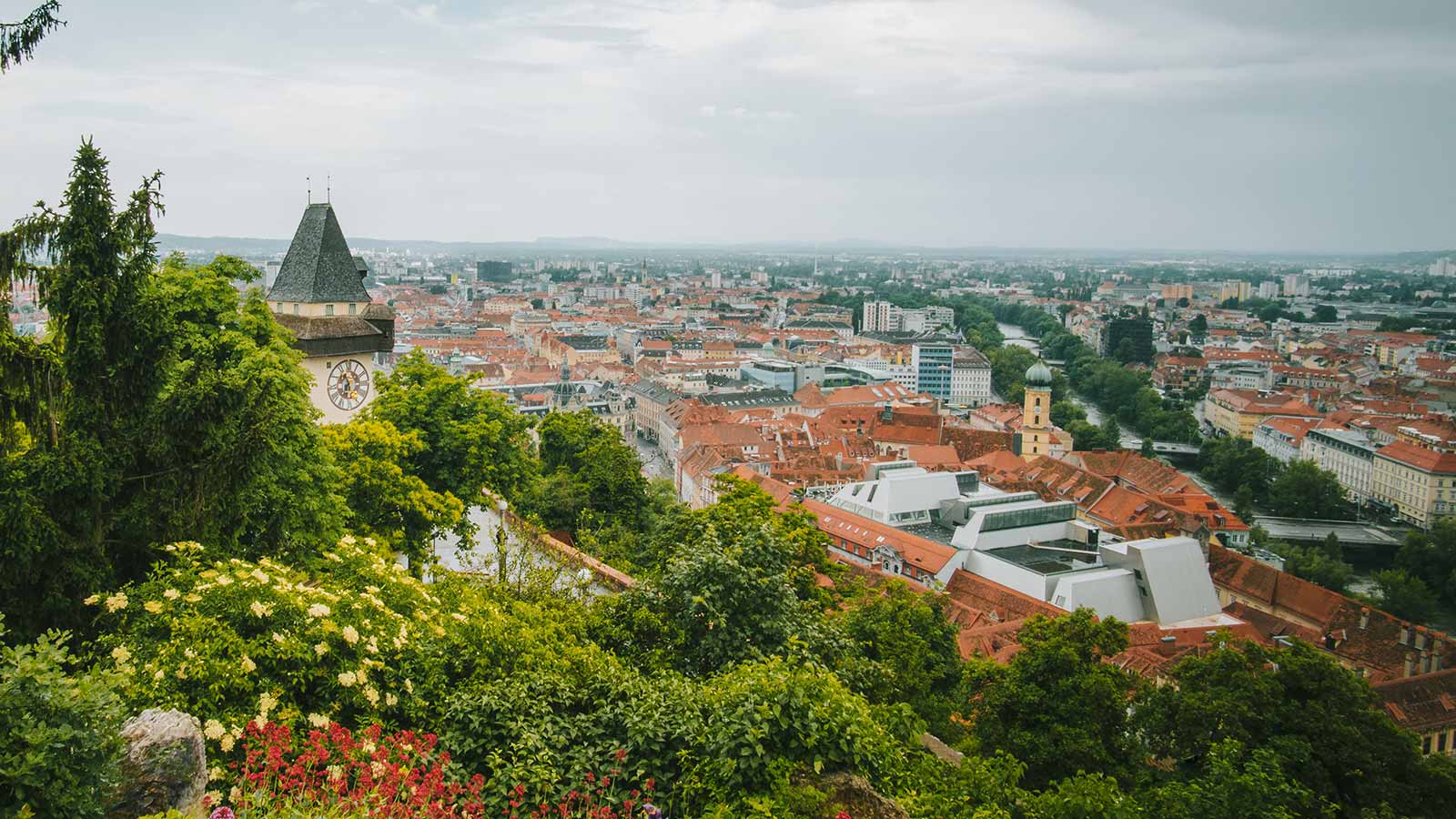 Stadtblick Graz, Steiermark mit Uhrturm © Josh Hild / Unsplash